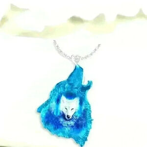 NWOT Blue Fire White Wolf Necklace